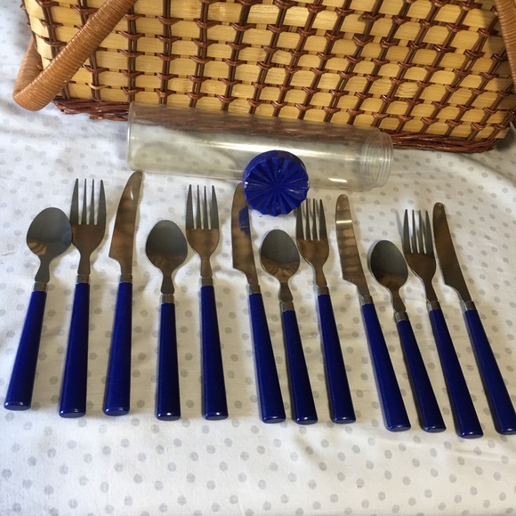 VINTAGE Old School Picnic Basket With Dishes & blue handle silverware EUC - Picture 4 of 10